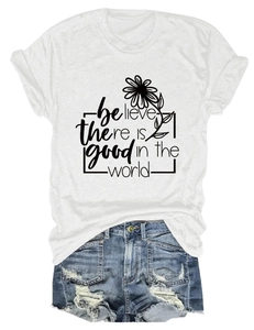 Vue à plat d'un t-shirt blanc en coton avec marguerites et short en jean délavé