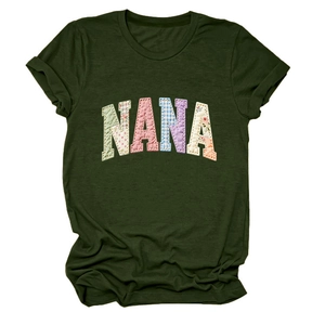 Détail de l'applique patchwork NANA sur le t-shirt en coton vert foncé à col rond
