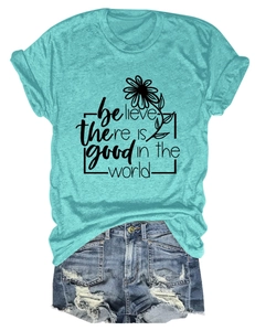 T-shirt graphique turquoise avec motif floral et short en jean bleu déchiré à plat
