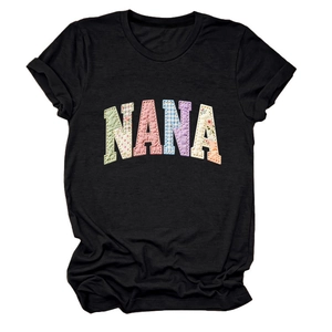 Détail de l'applique patchwork Nana sur un T-shirt noir en coton à manches courtes