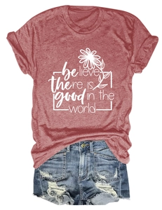 Détail à plat du T-shirt rouge brique avec imprimé marguerite et mini short en jean