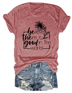 T-shirt vintage rouge avec motif floral et short en jean vieilli à plat sur fond