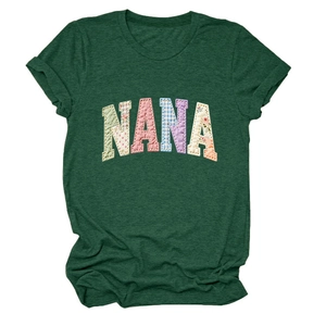 Vue détaillée de la broderie appliquée NANA sur le t-shirt à manches courtes vert foncé