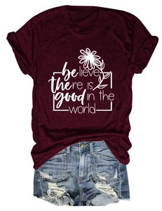 Détail d'un t-shirt bordeaux à marguerites et d'un short en jean bleu déchiré d'été