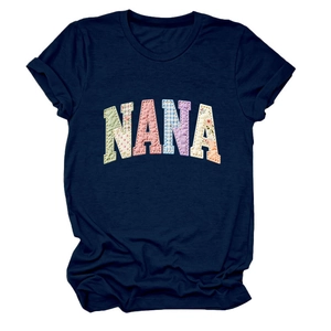 Détail du lettrage Nana sur t-shirt bleu marine avec motifs de collage et fleurs