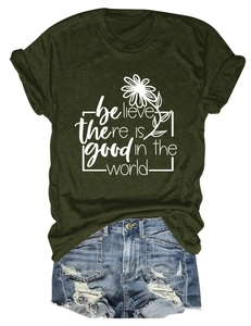 Détail d'un t-shirt col rond vert armée avec imprimé et short en jean déchiré bleu