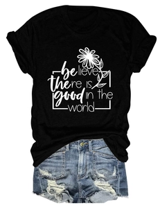 Détail de l'imprimé tournesol et texte inspirant sur un t-shirt noir à col rond