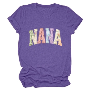 Détail du lettrage patchwork Nana sur un t-shirt violet à manches courtes et col rond