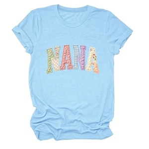 Détail de l'applique NANA brodée avec motifs floraux et à carreaux sur le t-shirt bleu clair