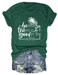 Détail d'un t-shirt vert foncé avec imprimé et un short en jean usé