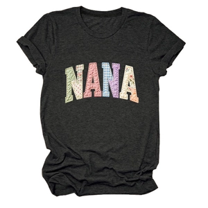 Détail de l'applique patchwork Nana avec tissus floraux sur T-shirt gris à manches courtes