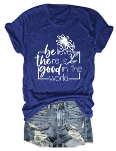 Détail d'un t-shirt bleu marine avec lettrage blanc et motif graphique de marguerite