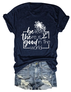 Détail du t-shirt bleu marine à col rond avec imprimé marguerite et short en jean