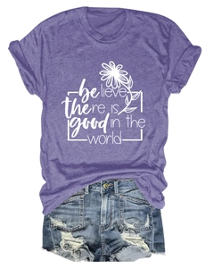 Détail du t-shirt violet avec imprimé floral de marguerite et texte believe there is good
