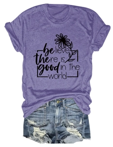 Détail du t-shirt violet imprimé tournesol et du short en jean délavé pour femme
