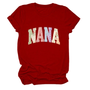 Vue détaillée du T-shirt en coton rouge foncé avec motif imprimé de collage NANA stylé
