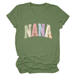 Détail du T-shirt vert armée à col rond avec motif Nana en patchwork de tissus variés