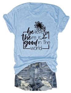 Détail du t-shirt bleu à imprimé floral et du short en jean déchiré pour femmes