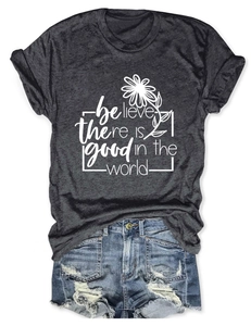 Détail à plat d'un t-shirt gris foncé avec imprimé marguerite Believe There Is Good