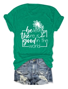 Détail du t-shirt vert imprimé fleurs et du short en jean bleu délavé avec déchirures