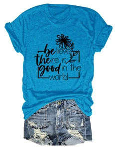 Ensemble t-shirt bleu avec citation inspirante et short en jean délavé style décontracté