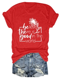 T-shirt rouge avec imprimé floral blanc et short en jean effiloché à plat