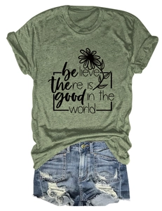 T-shirt vert armée imprimé marguerite et short en jean vieilli en ensemble