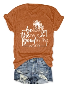 Détail d'un t-shirt terracotta avec imprimé marguerite et texte de motivation