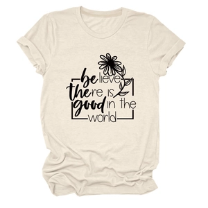 Détail macro du texte 'believe there is good' et imprimé marguerite sur le t-shirt