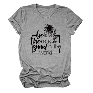 Détail d'un t-shirt gris à col rond montrant les revers de manches et l'imprimé slogan