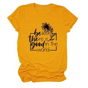 Détail du t-shirt jaune moutarde avec imprimé floral 'Believe there is good' artistique