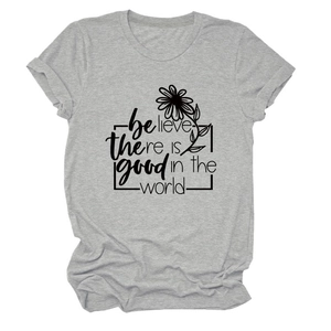 T-shirt gris à plat avec texte Believe there is good et motif graphique de marguerite