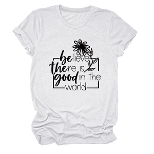 Détail de la typographie 'Believe there is good' et imprimé marguerite sur T-shirt blanc