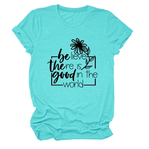 Gros plan d'un t-shirt turquoise col rond avec texte Believe there is good et motif floral
