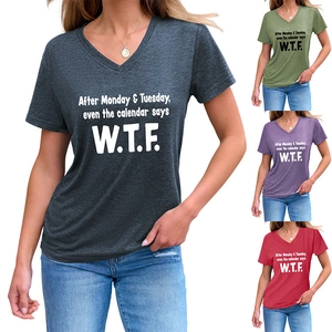 Détail du t-shirt en coton à col en V avec impression de slogan humoristique en plusieurs coloris
