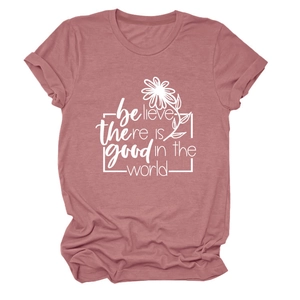 Détail d'un t-shirt rose poudré avec motif de marguerite blanche et texte inspirant