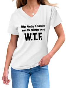 Détail du t-shirt blanc à col en V avec l'inscription After Monday & Tuesday W.T.F. en noir