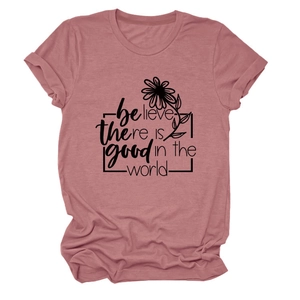 Détail d'un t-shirt mauve à col rond avec motif marguerite et citation inspirante