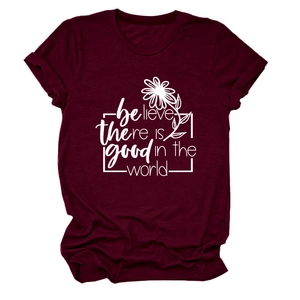 Détail du t-shirt bordeaux en coton avec motif floral believe there is good imprimé