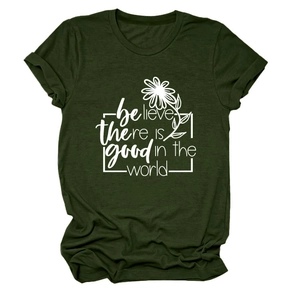 Détail d'un t-shirt vert foncé avec slogan blanc et imprimé graphique de marguerite