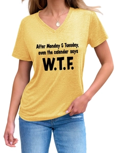 Détail du t-shirt col V jaune gingembre avec slogan noir humoristique et texture du tissu