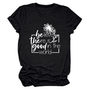 Détail de l'imprimé marguerite et de la citation sur le t-shirt noir en coton col rond