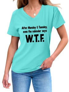 Détail du t-shirt à manches courtes et col en V avec imprimé humoristique bleu lac vif
