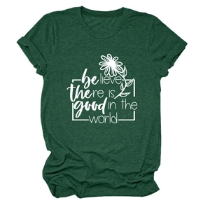 Détail du t-shirt vert forêt avec imprimé marguerite Believe there is good élégant