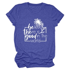 Détail du texte inspirant blanc et de l'imprimé floral sur un T-shirt bleu marine