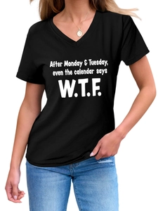 Détail d'un t-shirt noir à col en V avec slogan humoristique W.T.F. en lettres blanches