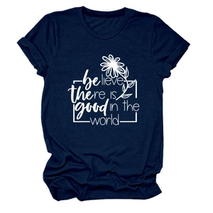 Gros plan d'un t-shirt en coton bleu marine avec imprimé marguerite et citation inspirante