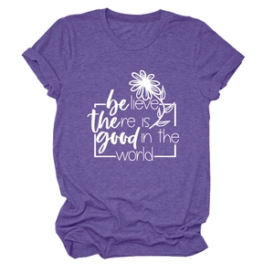 Détail de citation inspirante et imprimé marguerite sur t-shirt violet col rond