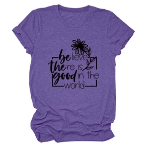 Détail du t-shirt violet chiné avec motif marguerite et texte inspirant imprimé