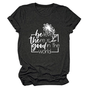 Détail de l'imprimé floral et du texte de motivation sur un t-shirt en coton gris foncé